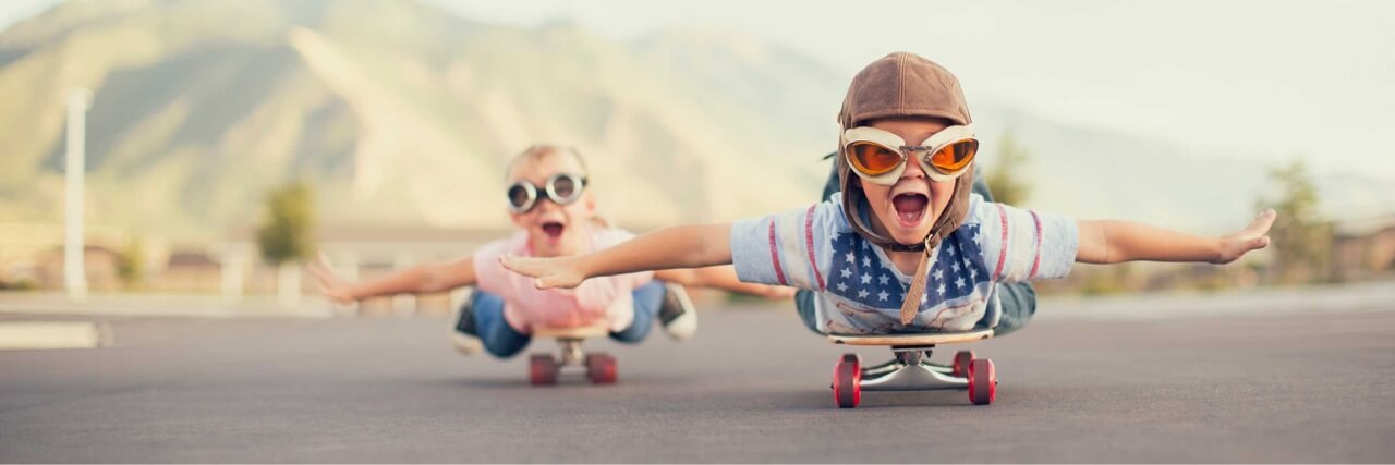 Flyvende boern på skateboards